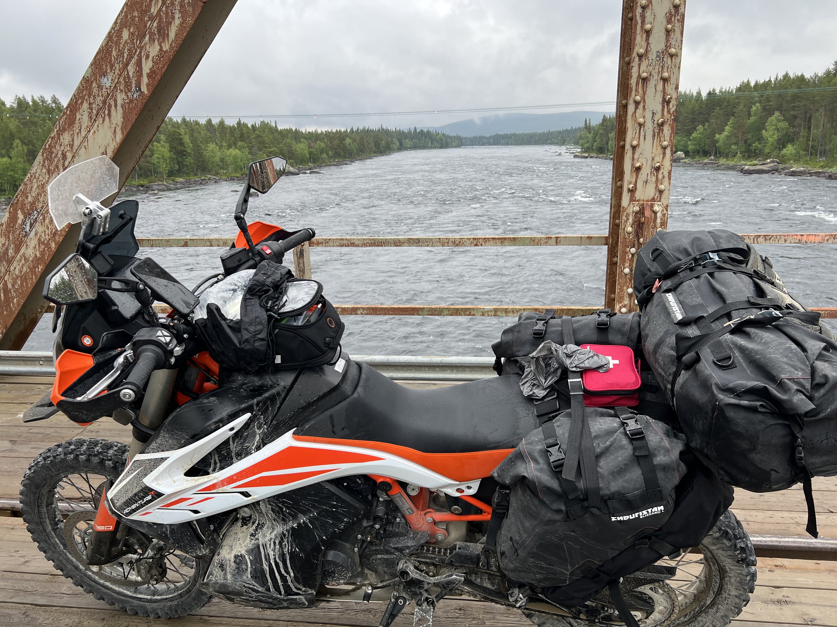 En bensträckare på en liten bro över en älv i Norrland.